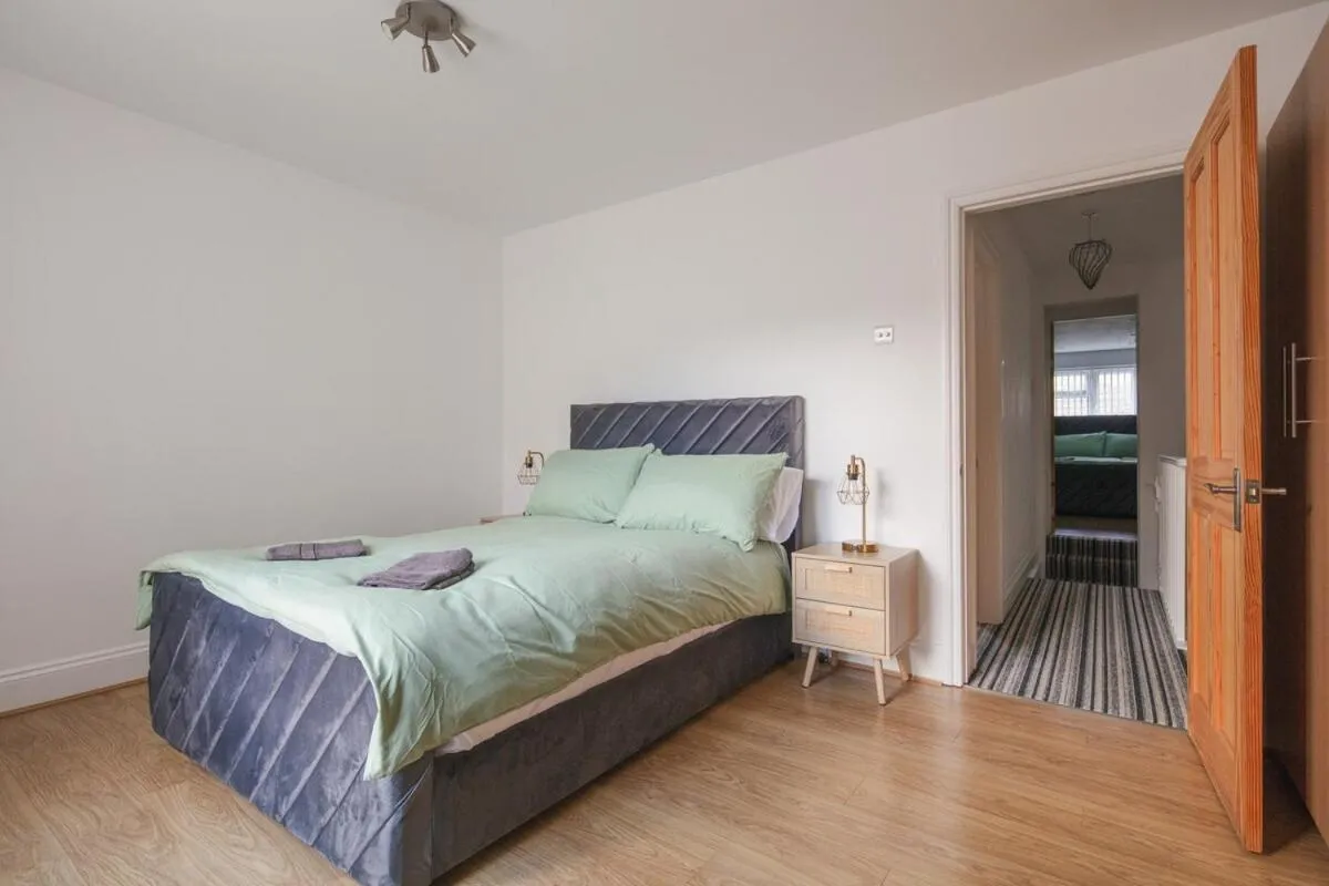 Image 2 of Spacious 3 Bedroom Home with PS5 and Pool Table Near O2 Arena Canary Wharf and Elizabeth Line to Central London