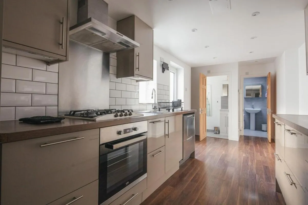 Image 4 of Spacious 3 Bedroom Home with PS5 and Pool Table Near O2 Arena Canary Wharf and Elizabeth Line to Central London