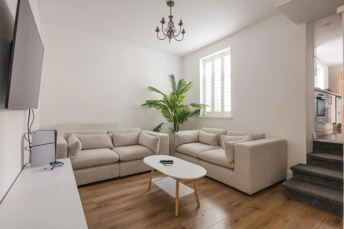 Image 5 of Spacious 3 Bedroom Home with PS5 and Pool Table Near O2 Arena Canary Wharf and Elizabeth Line to Central London