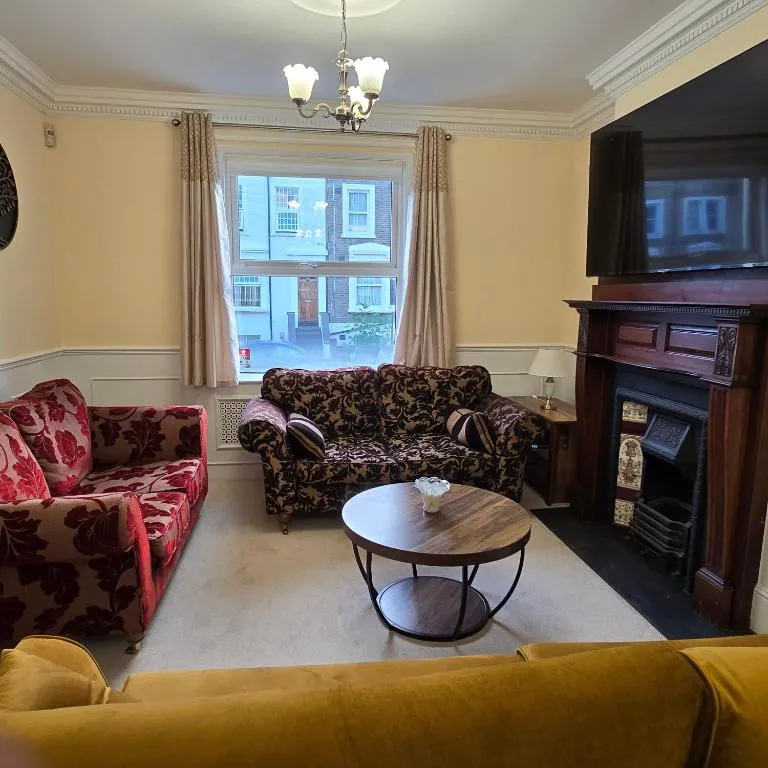 Spacious 3 Double Bedroom Property, Sleeps 8, in South East London