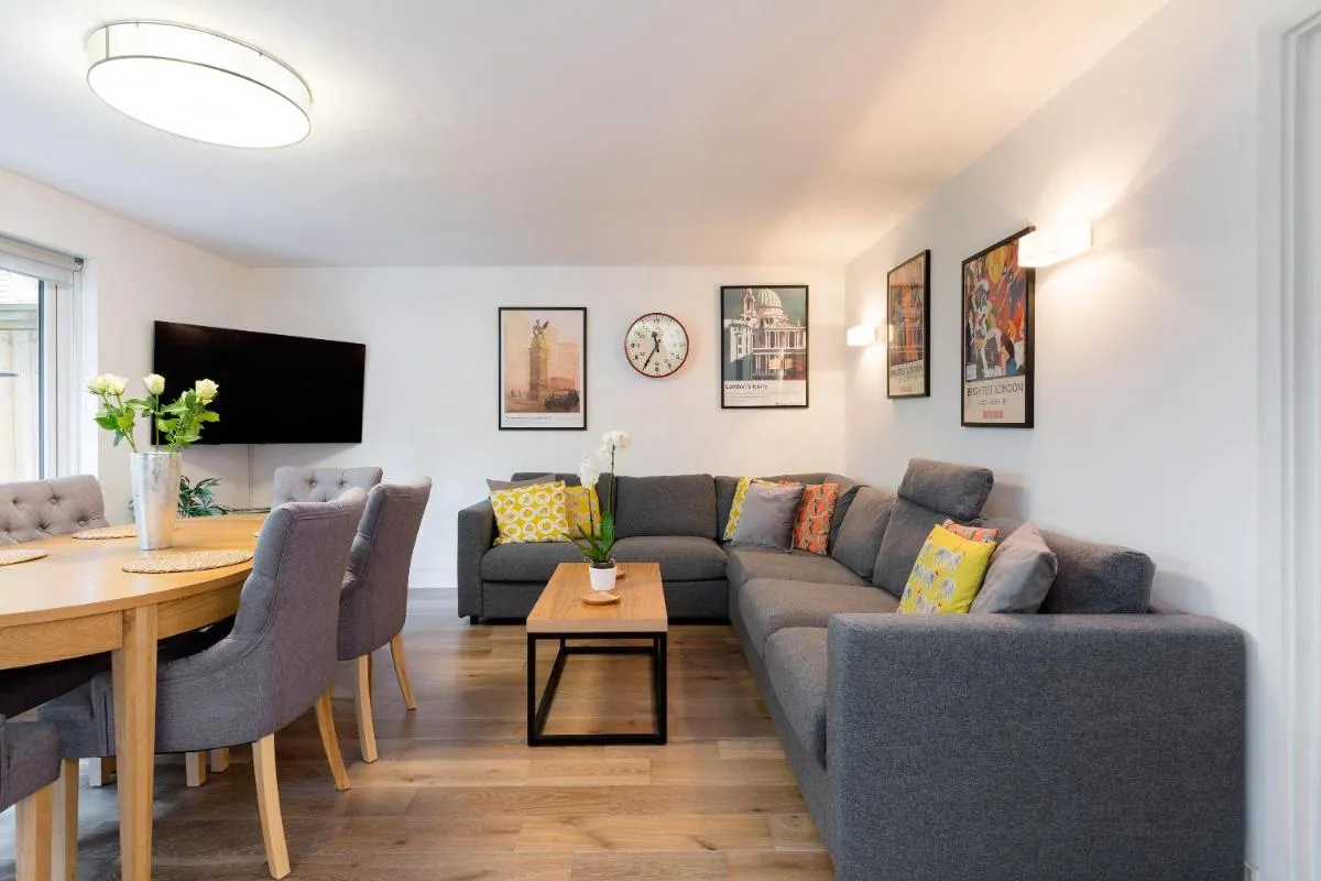 Image 5 of Spacious 3 bedroom apt in Covent Garden