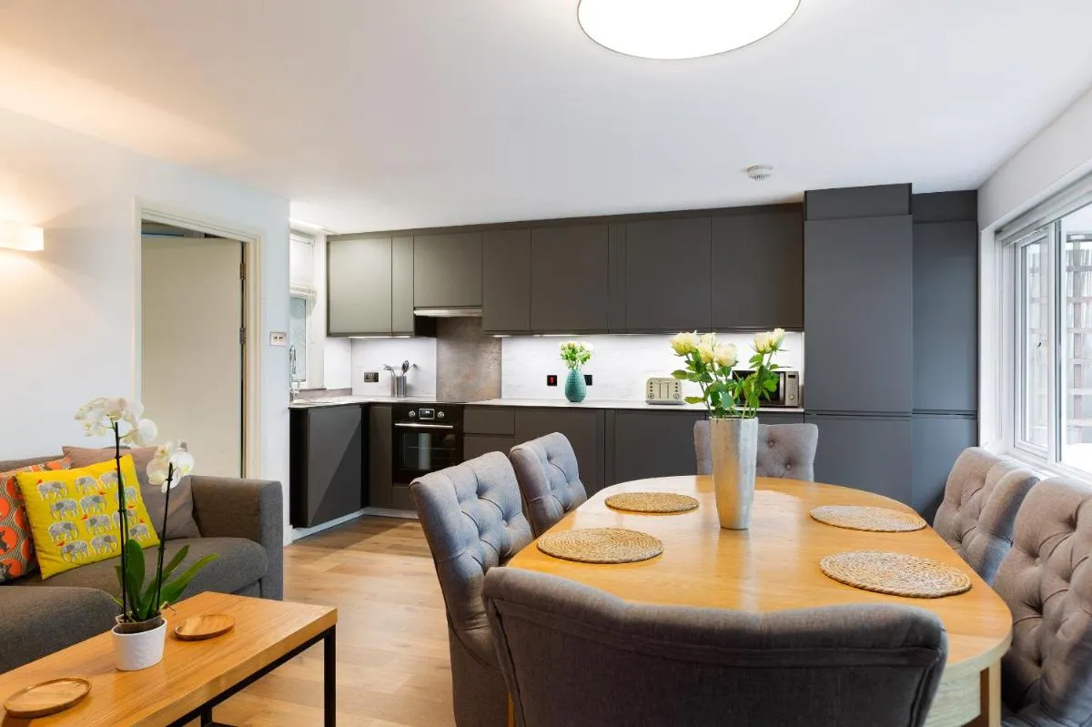 Image 3 of Spacious 3 bedroom apt in Covent Garden