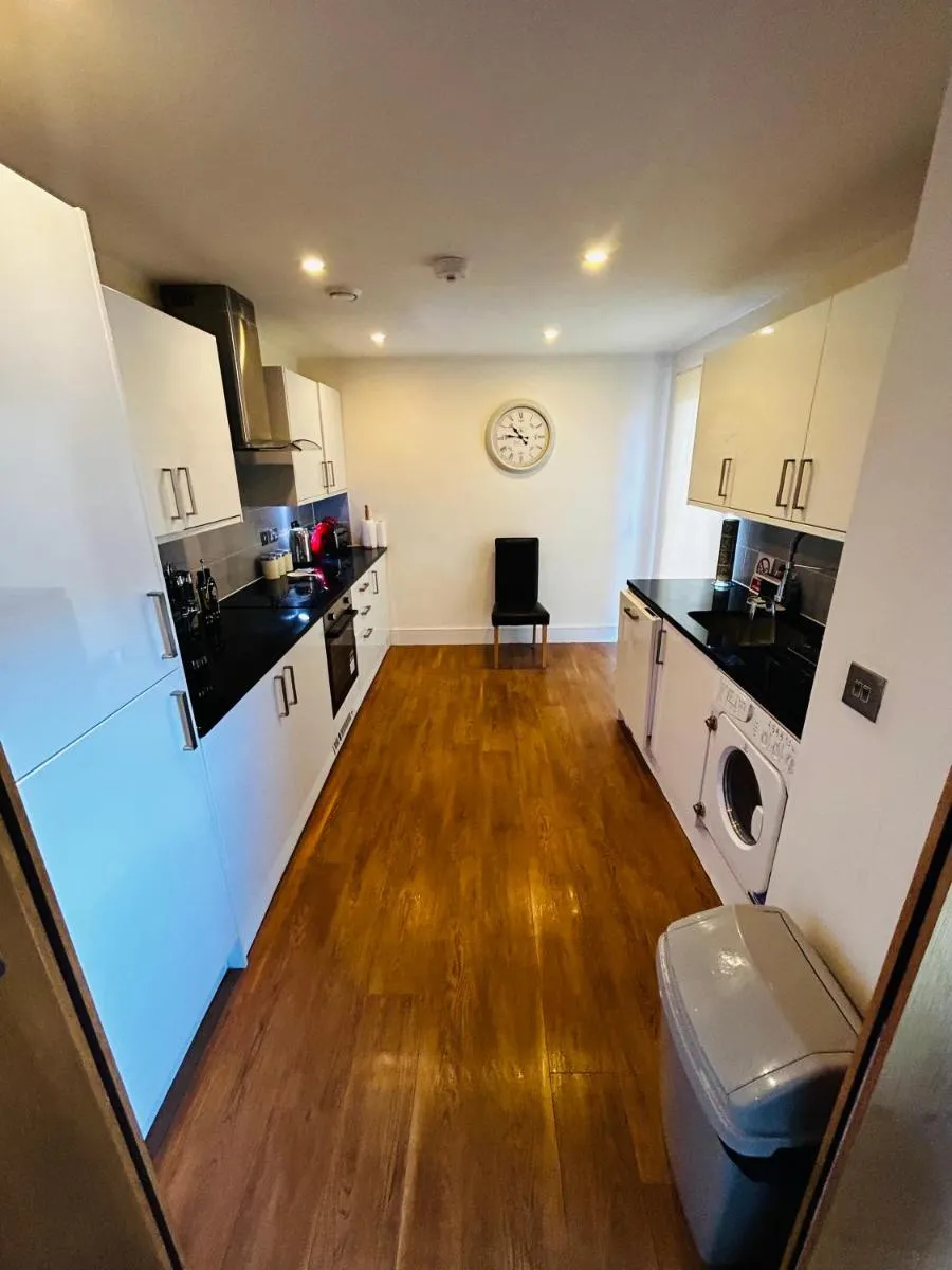 Image 5 of Spacious 3-bed 3-Bath Luxury apartment with balcony Hyde Park