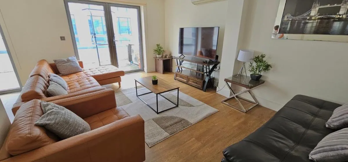 Image 3 of Spacious 3-bed 3-Bath Luxury apartment with balcony Hyde Park