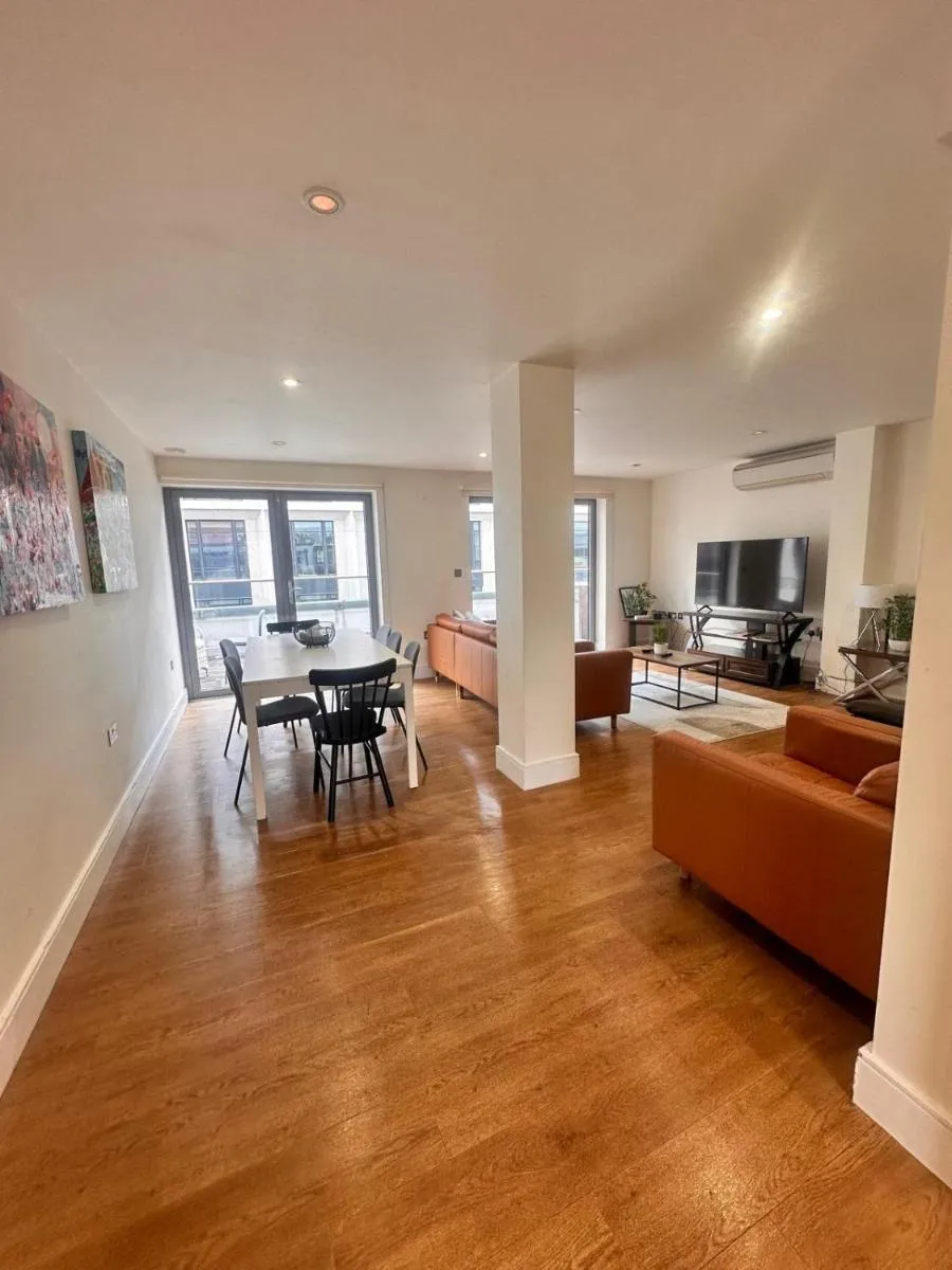 Image 4 of Spacious 3-bed 3-Bath Luxury apartment with balcony Hyde Park