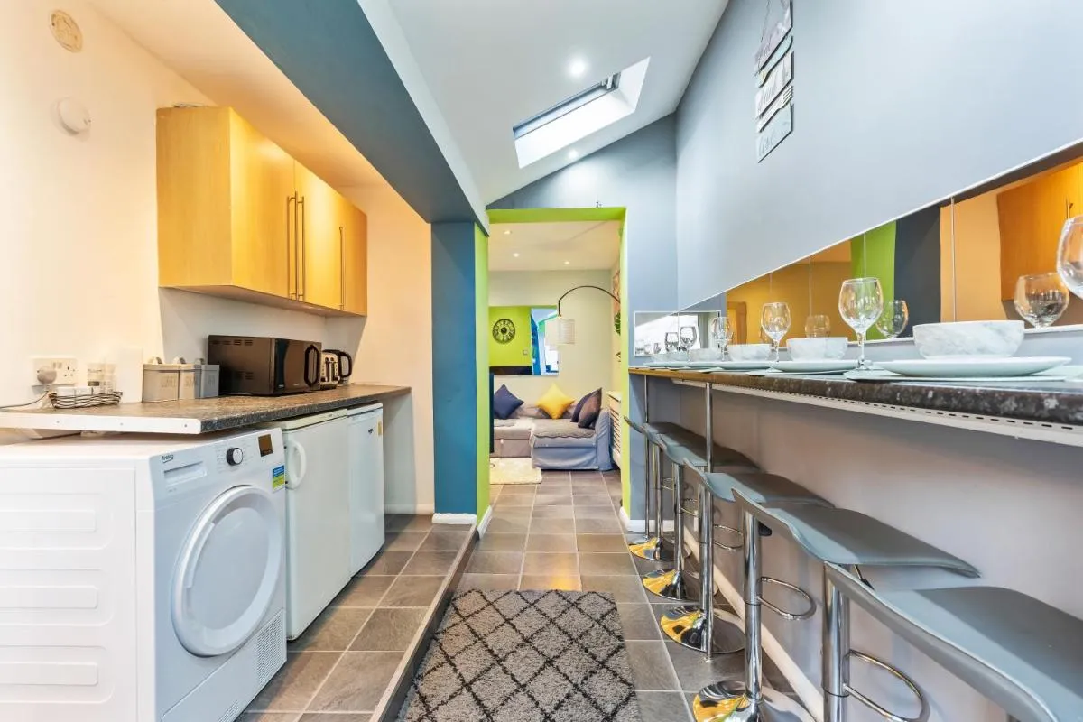 Image 4 of Spacious 4BR Home In Brixton with Garden