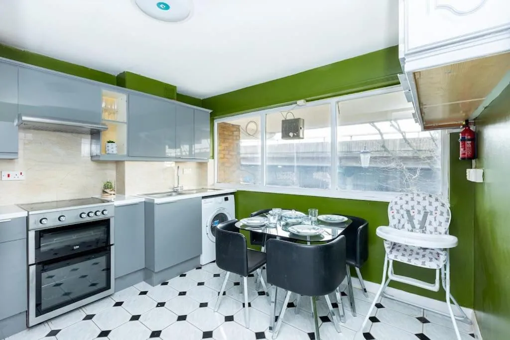 Image 4 of Spacious 4BR apt with large balcony