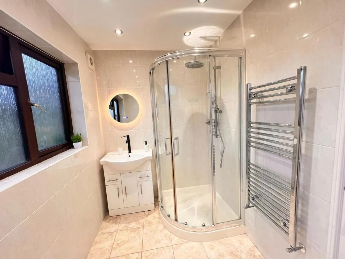 Image 3 of Spacious 4-Bed Home with Big Backyard & Free Driveway Parking