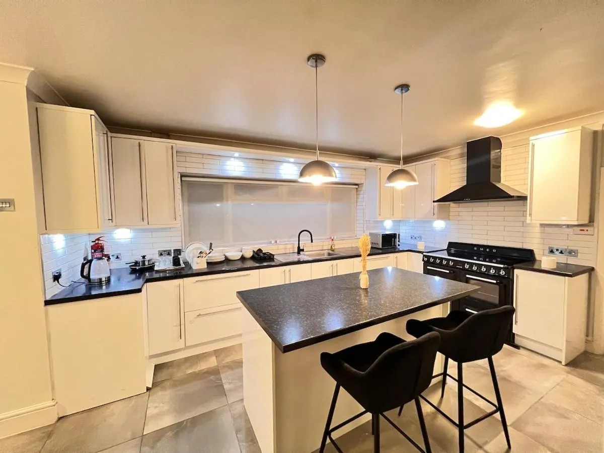 Image 4 of Spacious 4-Bed Home with Big Backyard & Free Driveway Parking