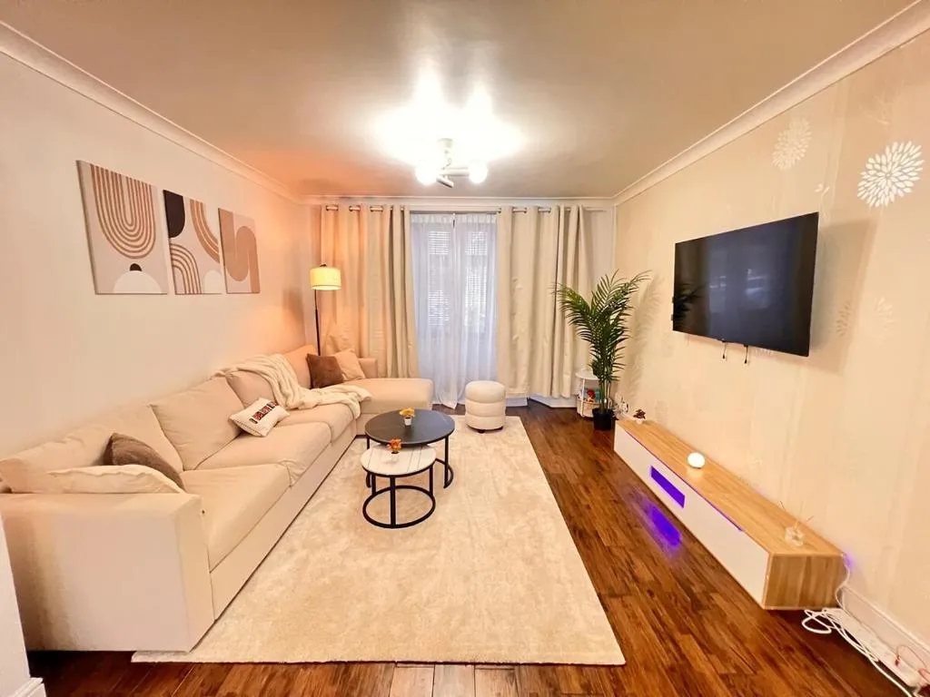 Image 1 of Spacious 4-Bed Home with Big Backyard & Free Driveway Parking