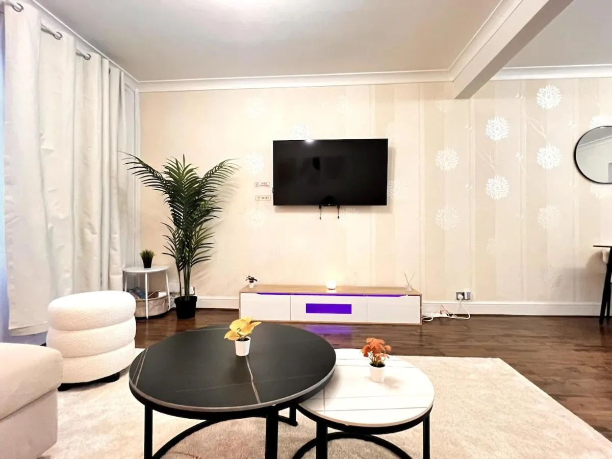 Image 5 of Spacious 4-Bed Home with Big Backyard & Free Driveway Parking