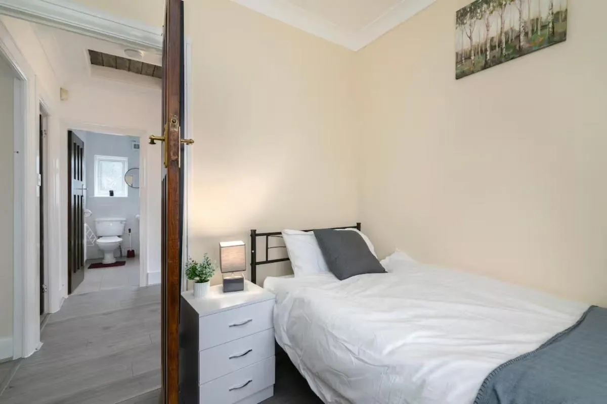 Image 5 of Spacious 4-Bedroom Family Home near Wembley