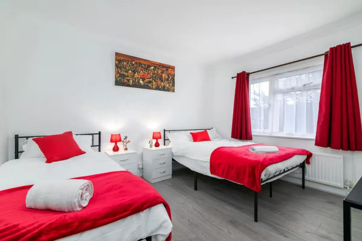 Image 4 of Spacious 4-Bedroom Family Home near Wembley
