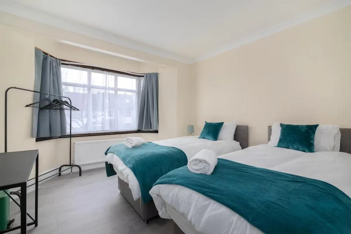 Image 3 of Spacious 4-Bedroom Family Home near Wembley