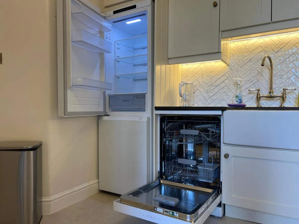 Image 4 of Spacious 4 Bed Flat Paddington Little Venice Sleeps 8
