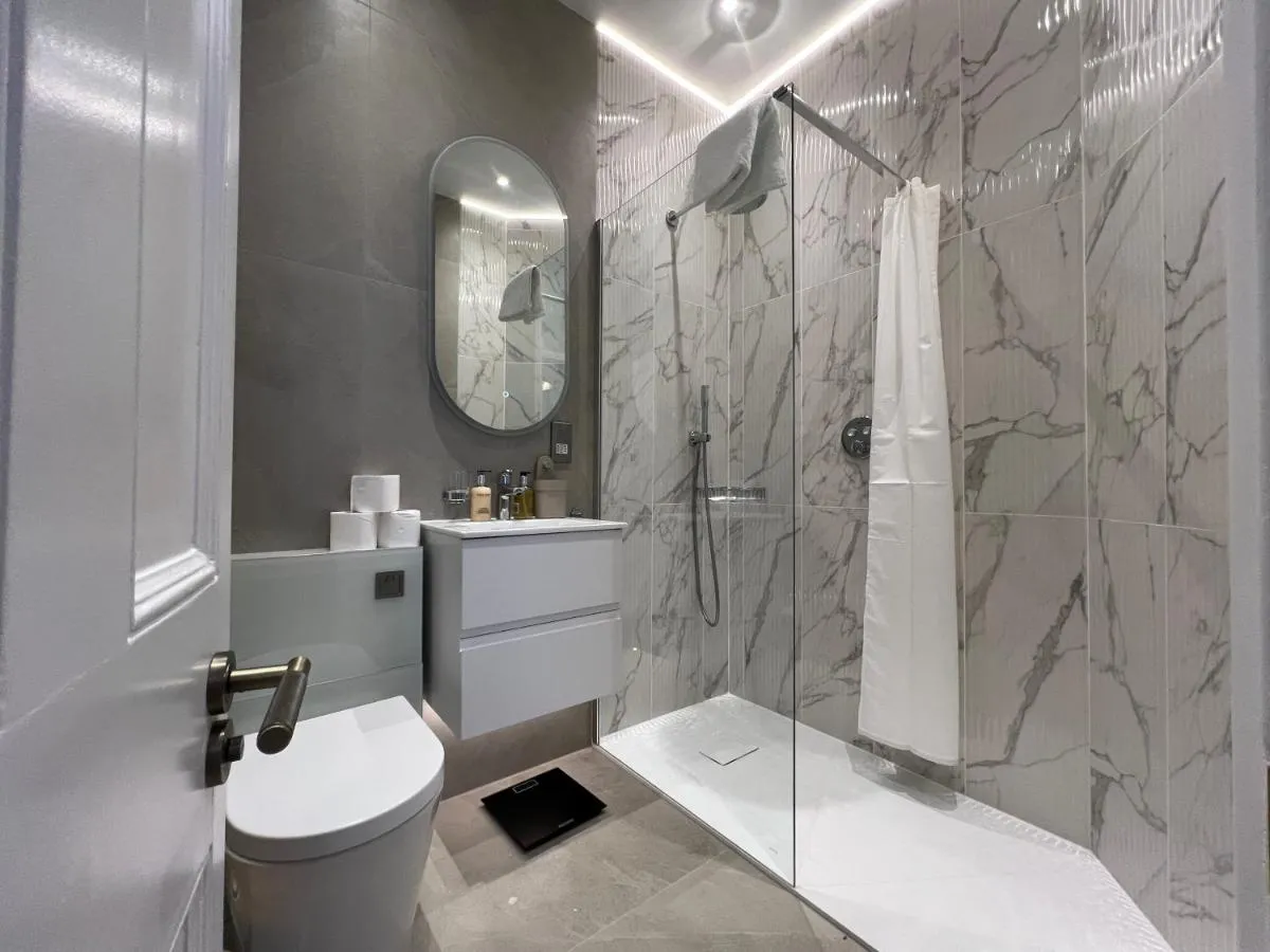 Image 3 of Spacious 4 Bed Flat Paddington Little Venice Sleeps 8