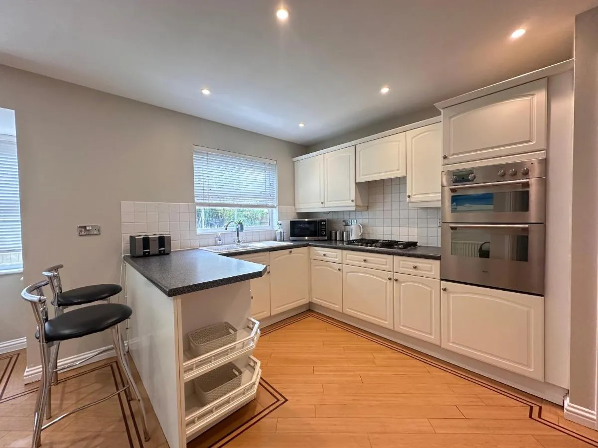 Image 4 of Spacious 4 Bed Home near Elizabeth Line, perfect for Contractors, Families & Groups