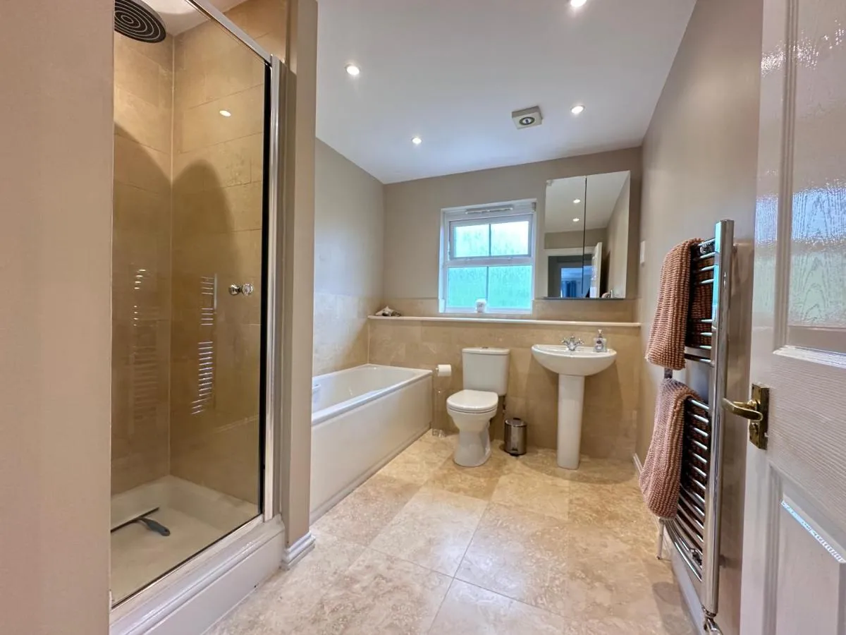 Image 3 of Spacious 4 Bed Home near Elizabeth Line, perfect for Contractors, Families & Groups