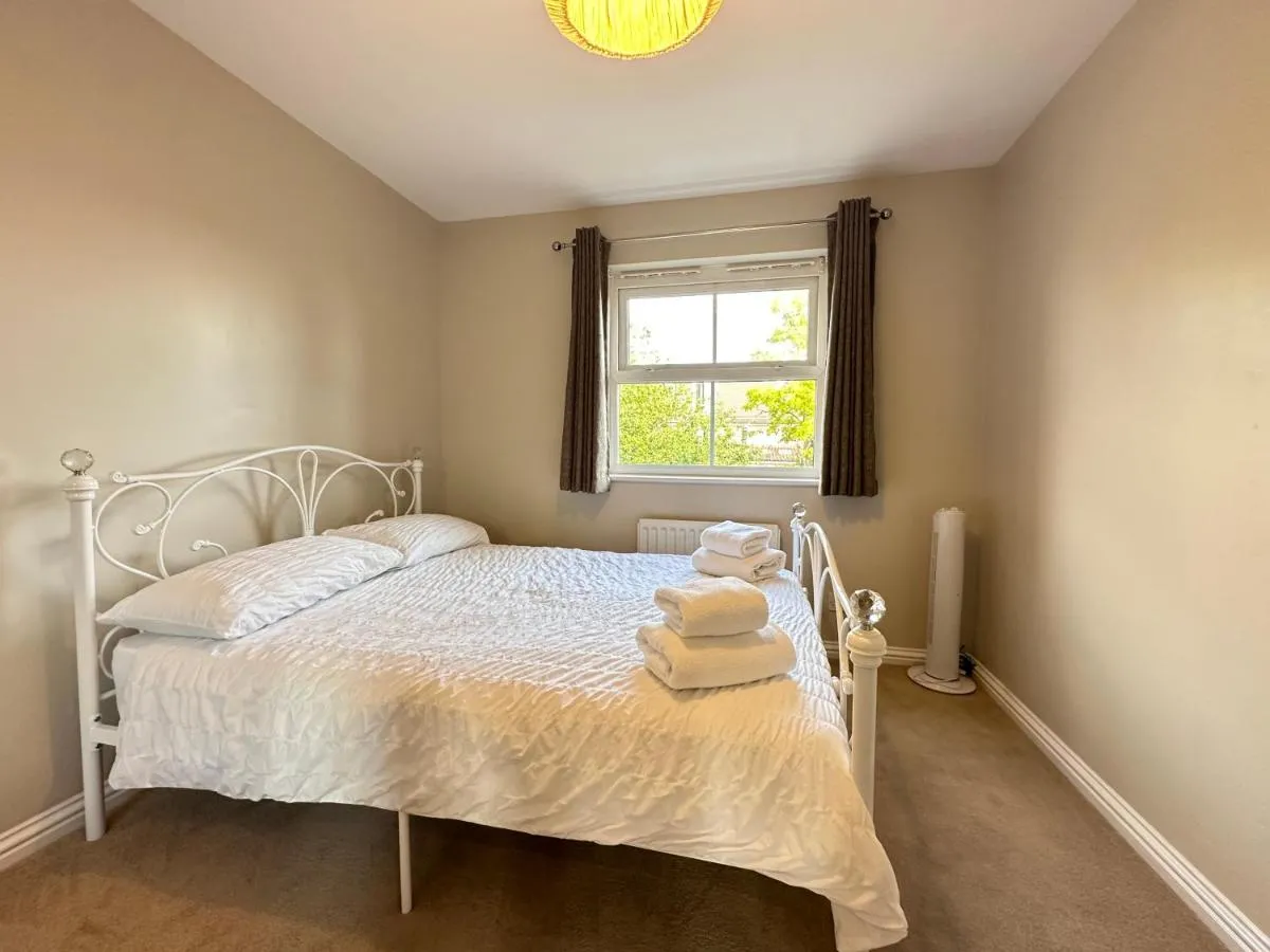 Image 2 of Spacious 4 Bed Home near Elizabeth Line, perfect for Contractors, Families & Groups