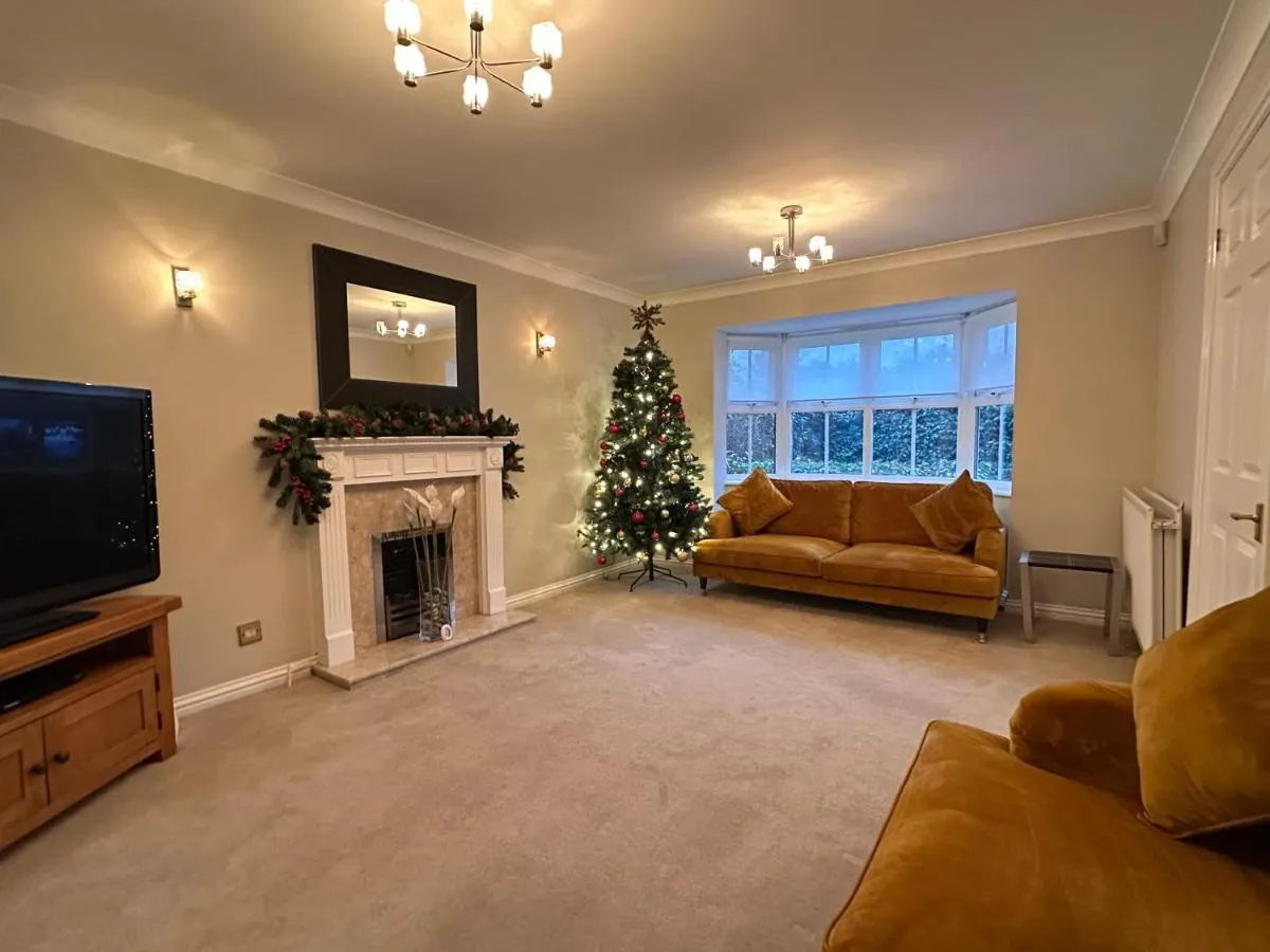 Image 5 of Spacious 4 Bed Home near Elizabeth Line, perfect for Contractors, Families & Groups