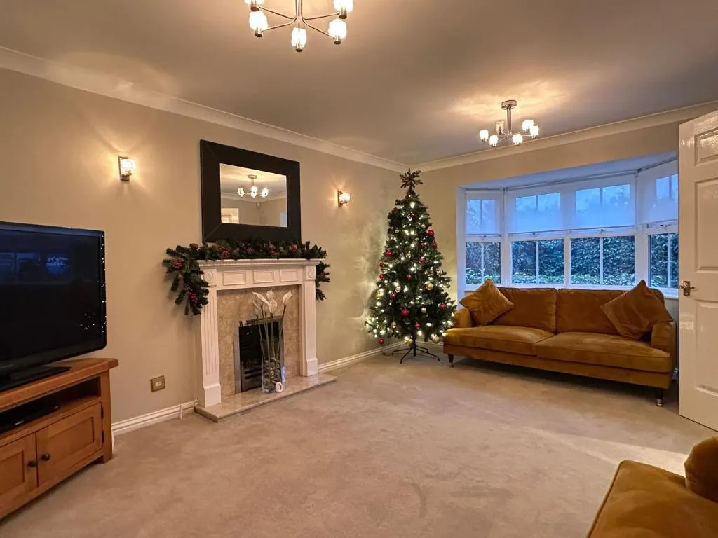 Image 1 of Spacious 4 Bed Home near Elizabeth Line, perfect for Contractors, Families & Groups