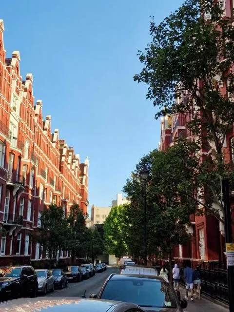 Image 4 of Spacious 4 Bedrooms apartment for 10 near Marble Arch