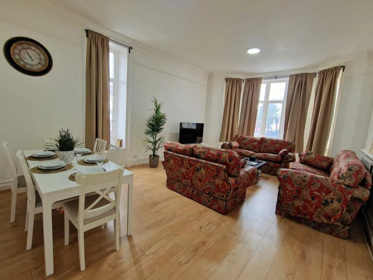 Image 3 of Spacious 4 Bedrooms apartment for 10 near Marble Arch