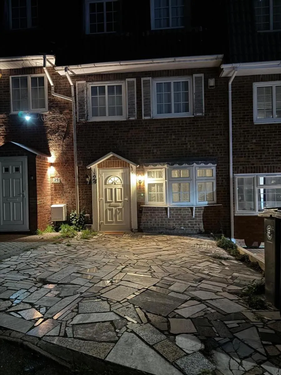 Image 4 of Spacious 5-Bed House in Chigwell – Grange Hill