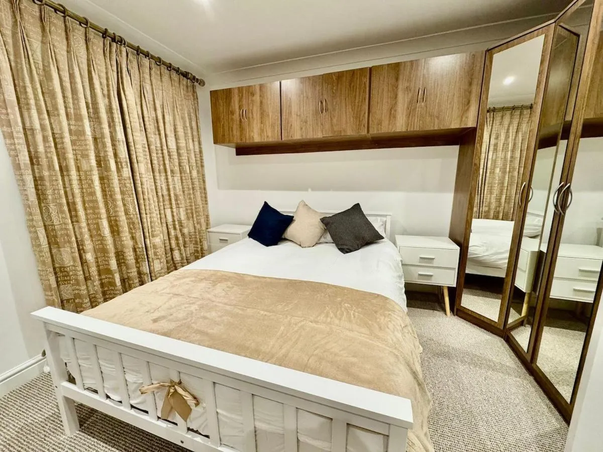 Image 3 of Spacious 5-Bed House in Chigwell – Grange Hill