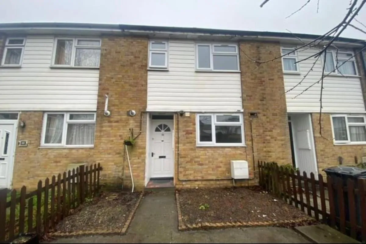 Image 3 of Spacious 5 bedroom house near Wood Green station, London