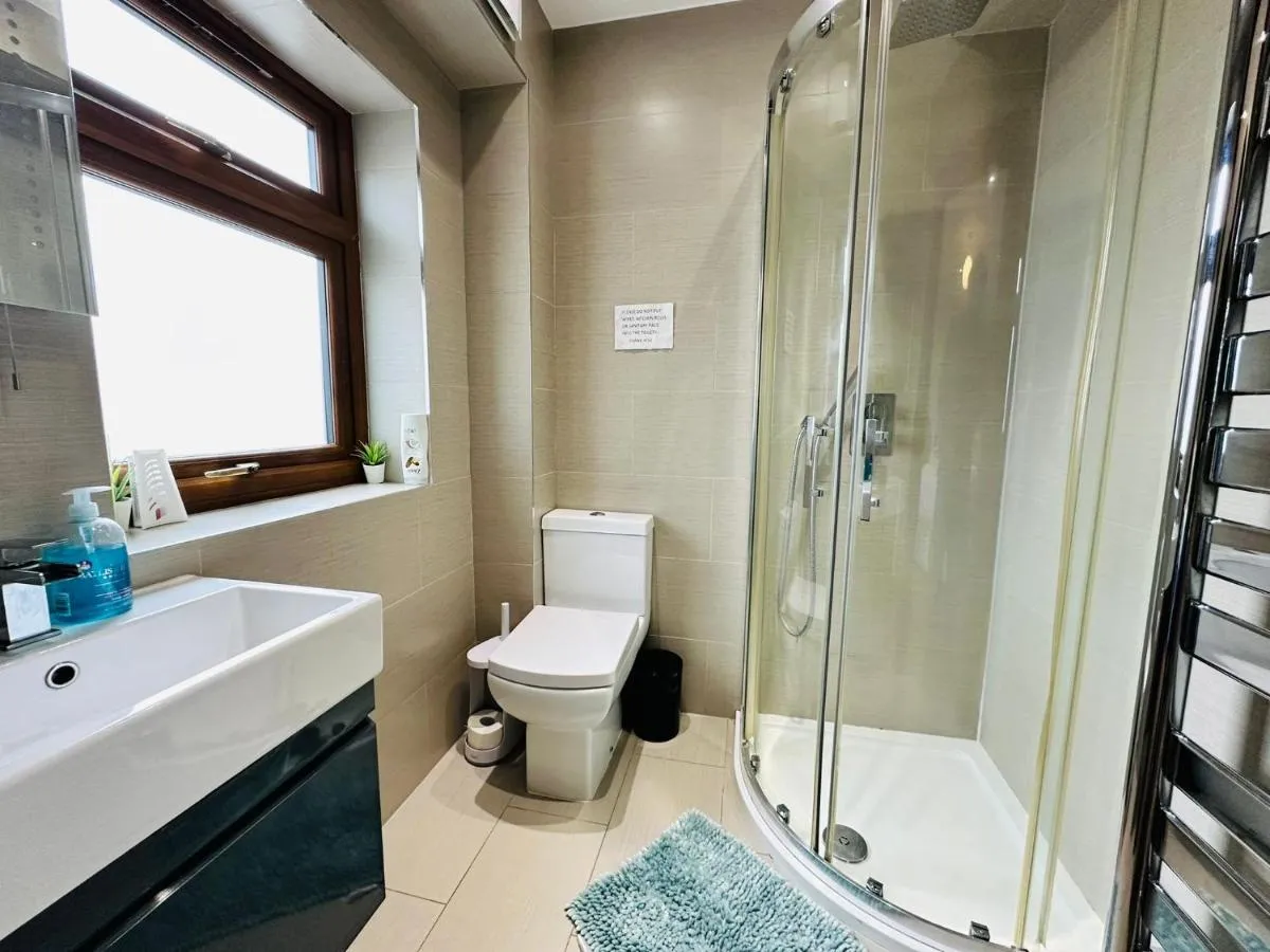 Image 3 of Spacious 6 Bed Residence in Wembly, London