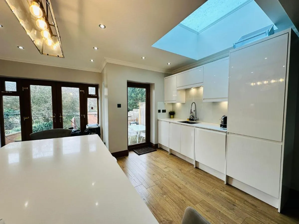 Image 4 of Spacious 6 Bed Residence in Wembly, London