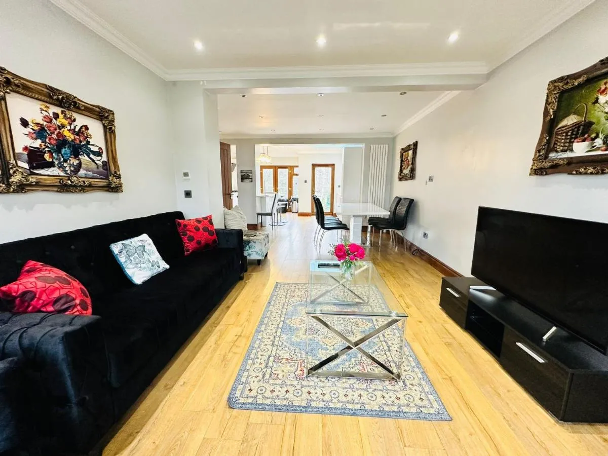 Image 5 of Spacious 6 Bed Residence in Wembly, London
