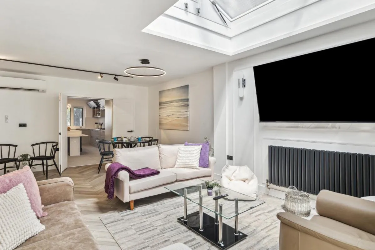 Image 2 of Spacious 6 Bedroom Luxury Home Sleeps 14 Royal Manor 57