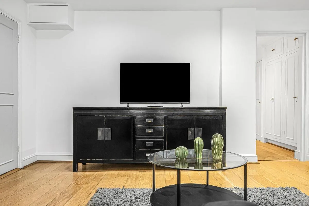 Image 5 of Spacious Apartment 5 Mins Walk to South Kensington, Hyde Park, Chelsea, Perfect For Families, Free Tea, Coffee, Super Fast WiFi