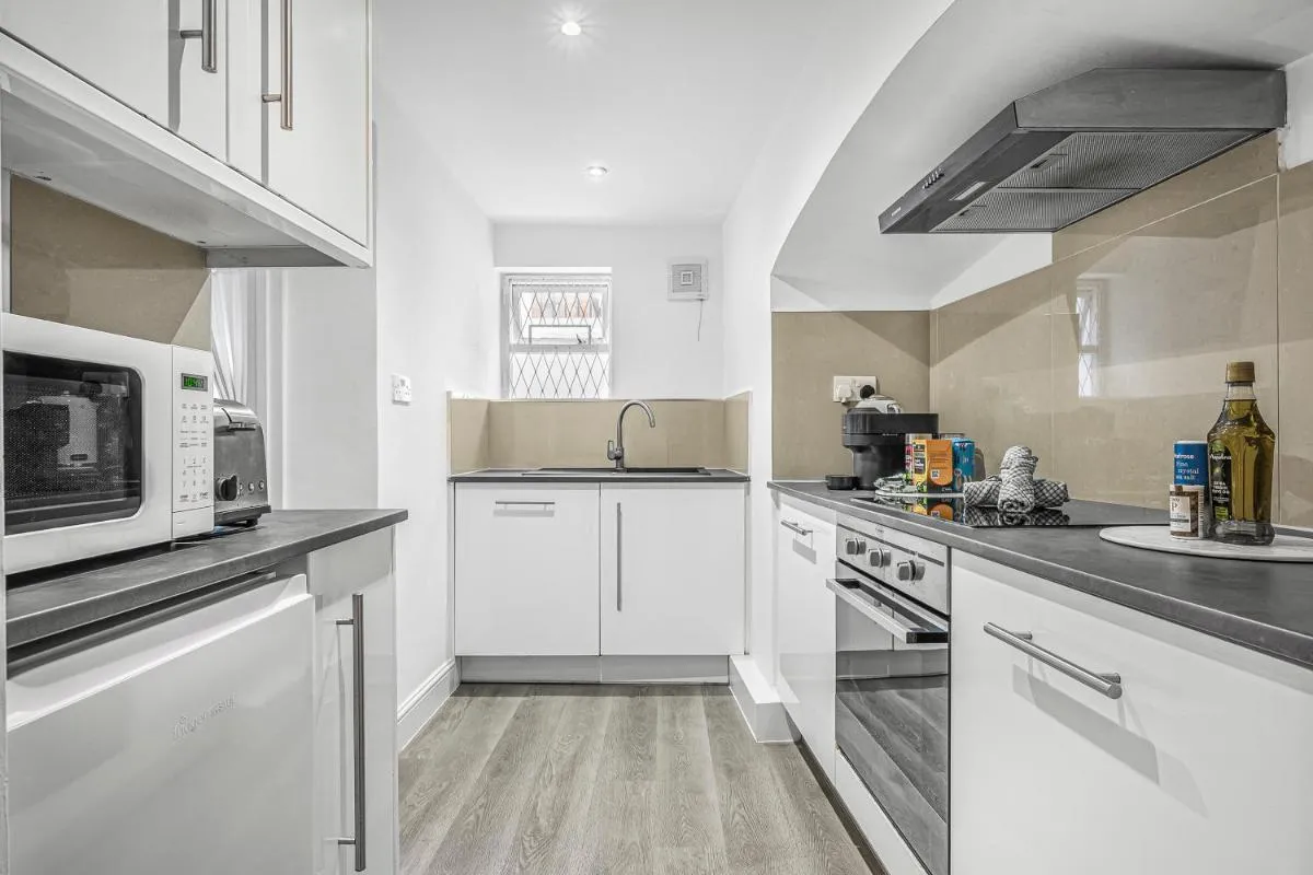 Image 4 of Spacious Apartment 5 Mins Walk to South Kensington, Hyde Park, Chelsea, Perfect For Families, Free Tea, Coffee, Super Fast WiFi