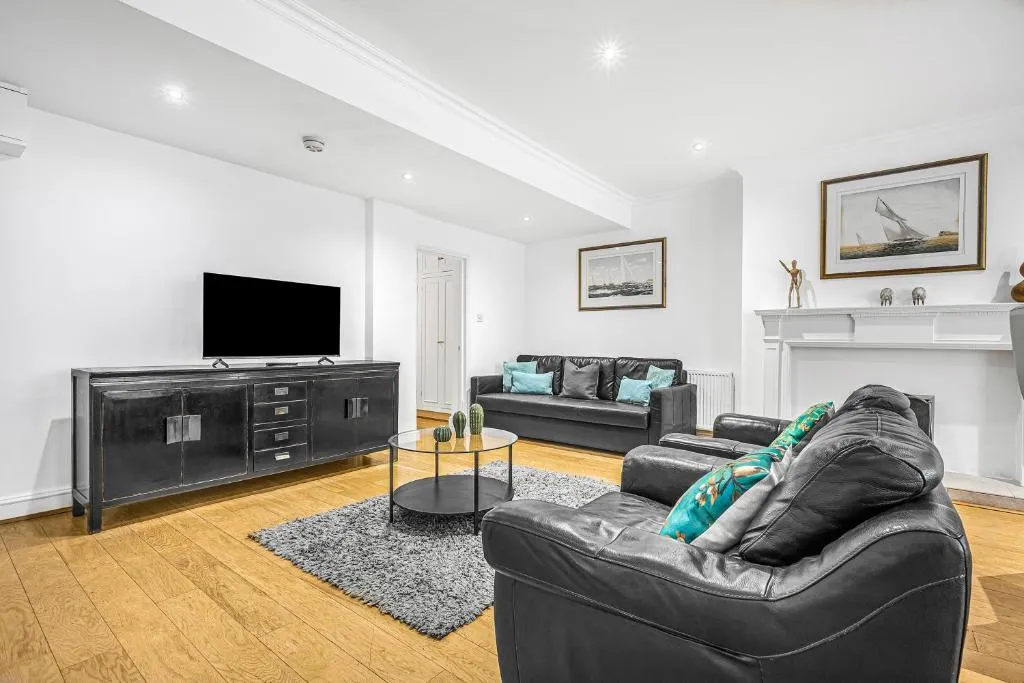 Image 1 of Spacious Apartment 5 Mins Walk to South Kensington, Hyde Park, Chelsea, Perfect For Families, Free Tea, Coffee, Super Fast WiFi