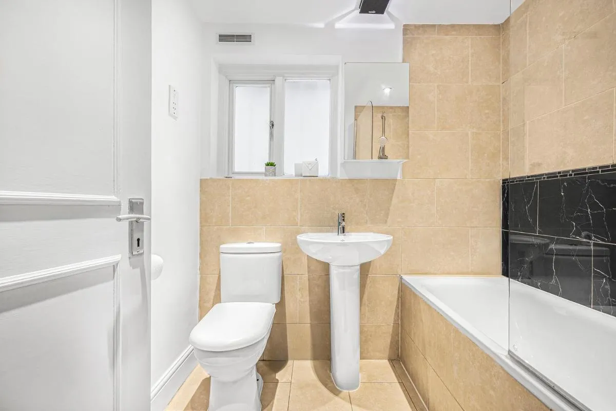Image 3 of Spacious Apartment 5 Mins Walk to South Kensington, Hyde Park, Chelsea, Perfect For Families, Free Tea, Coffee, Super Fast WiFi