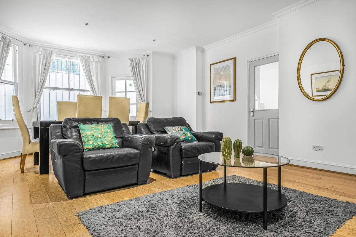 Image 2 of Spacious Apartment 5 Mins Walk to South Kensington, Hyde Park, Chelsea, Perfect For Families, Free Tea, Coffee, Super Fast WiFi