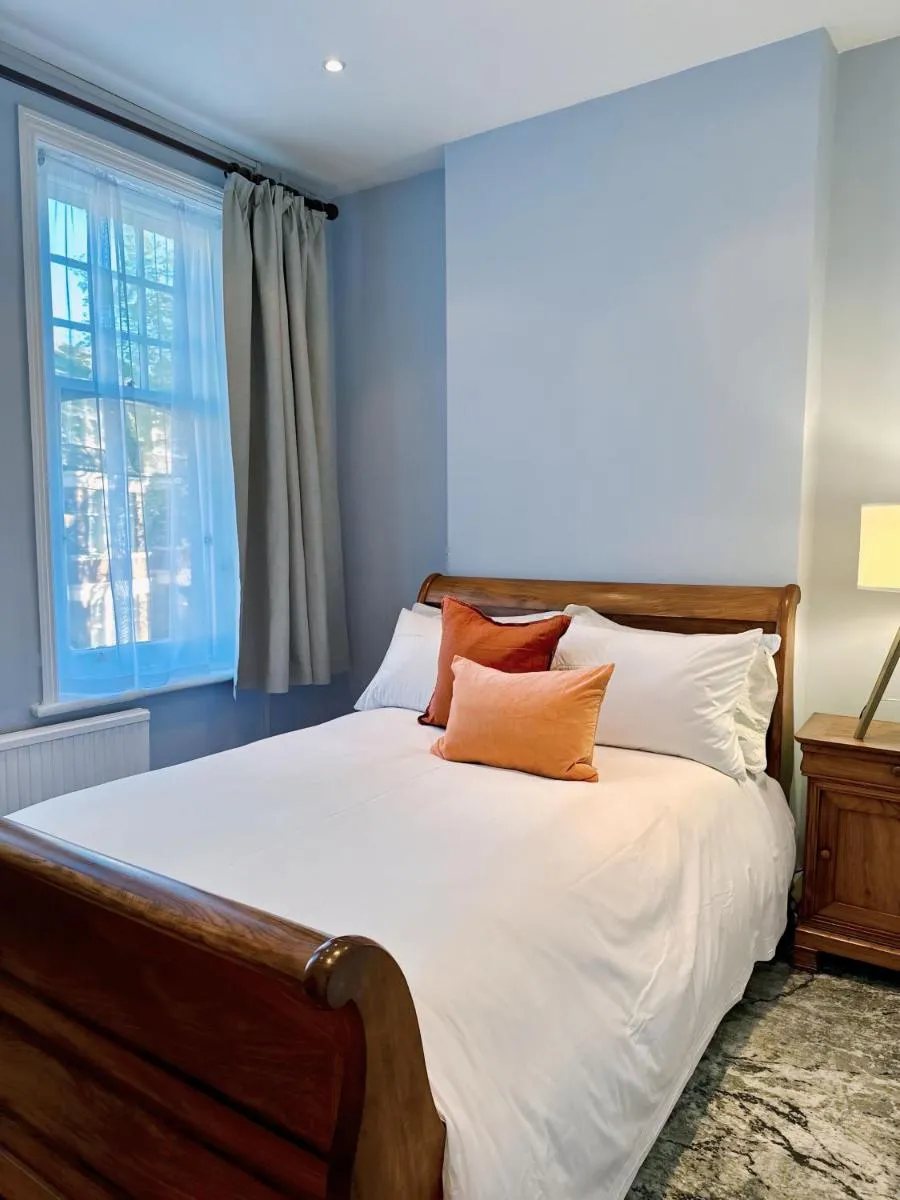 Image 3 of Spacious Belsize Park apartment close to station