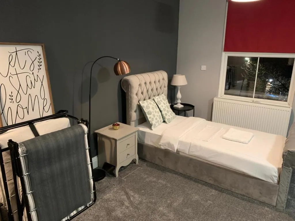Image 5 of Spacious, Bright Twin Studio Apartment (can sleep up to 4)