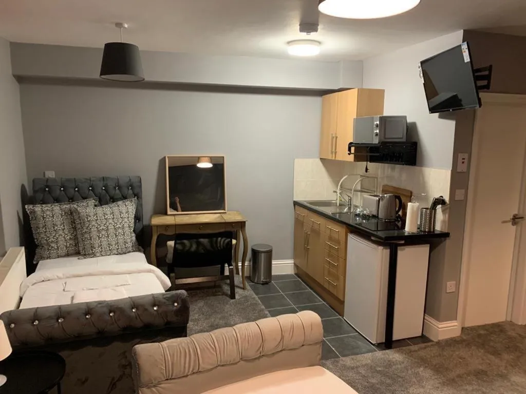 Image 4 of Spacious, Bright Twin Studio Apartment (can sleep up to 4)