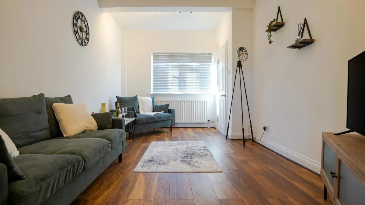 Image 5 of Spacious Bromley Home w Free parking and Outside Dining