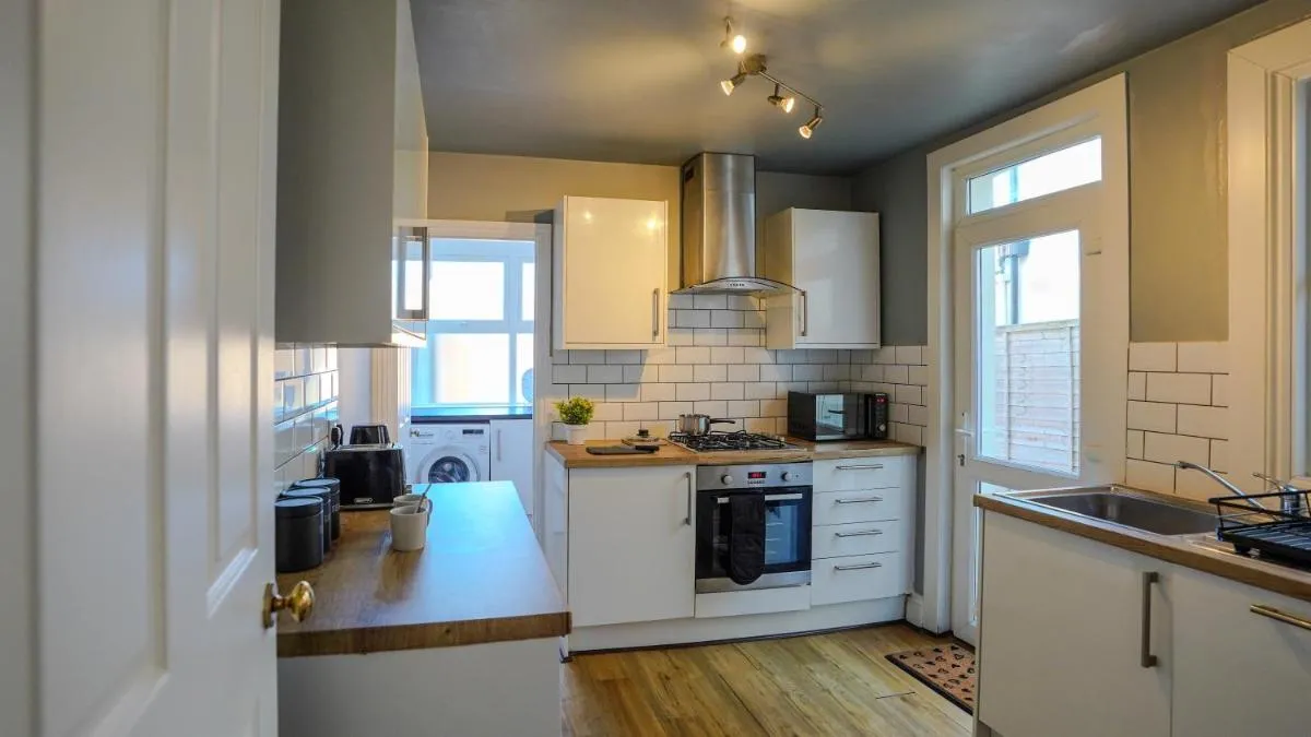 Image 4 of Spacious Bromley Home w Free parking and Outside Dining