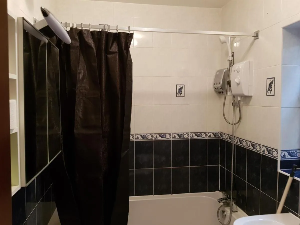 Image 3 of Spacious Bungalow in Romford with parking