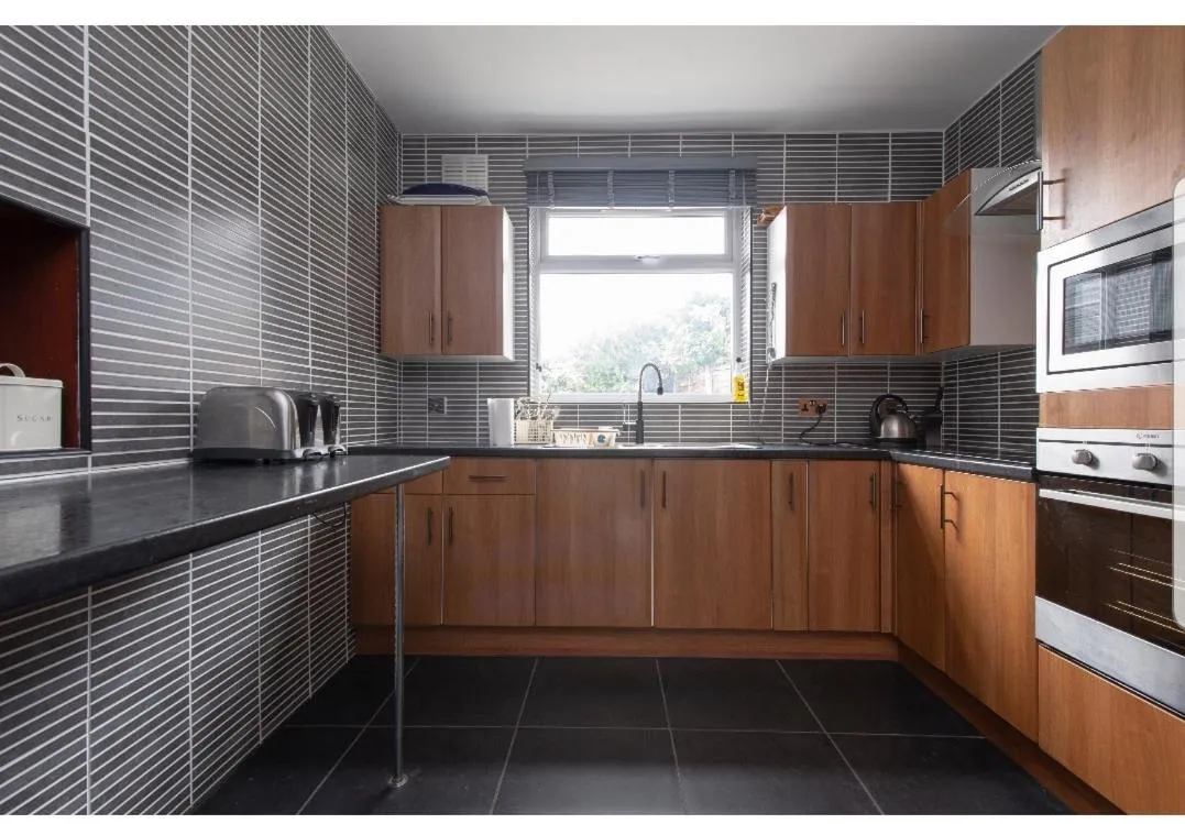 Image 4 of Spacious Bungalow in Romford with parking