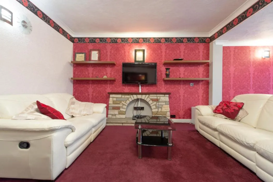 Image 5 of Spacious Bungalow in Romford with parking