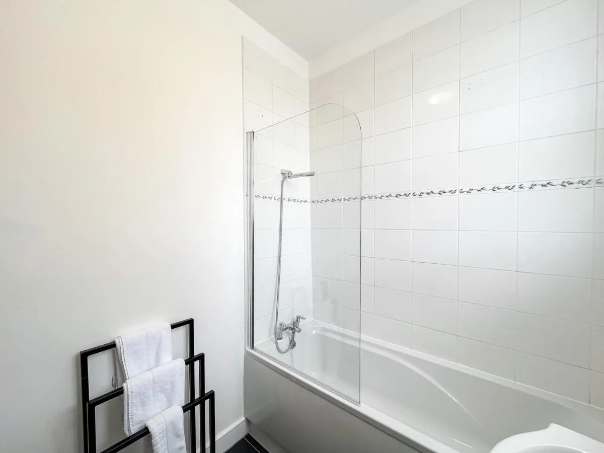 Image 3 of Spacious Camden Apartment D1