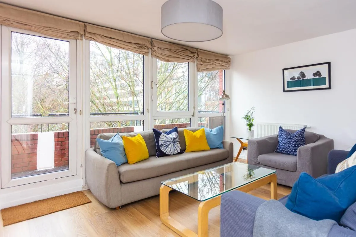 Image 3 of Spacious Central 3 Bedroom Apartment in Old Street