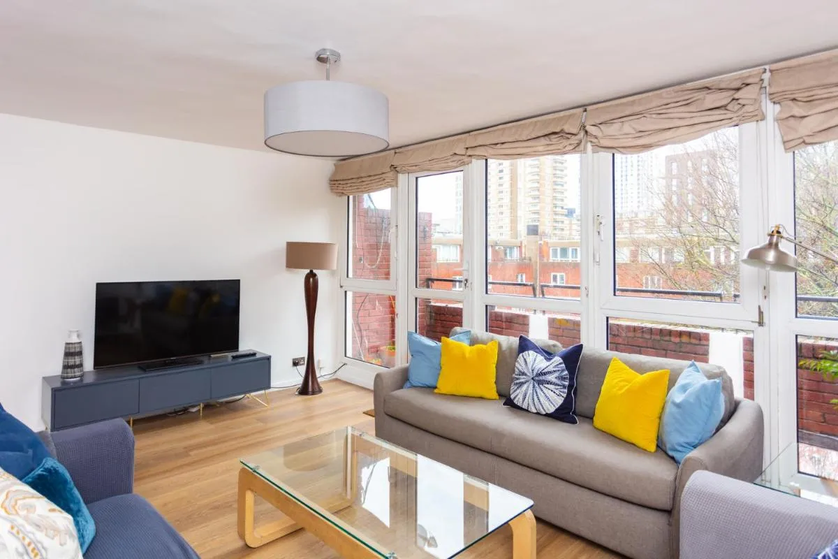 Image 4 of Spacious Central 3 Bedroom Apartment in Old Street